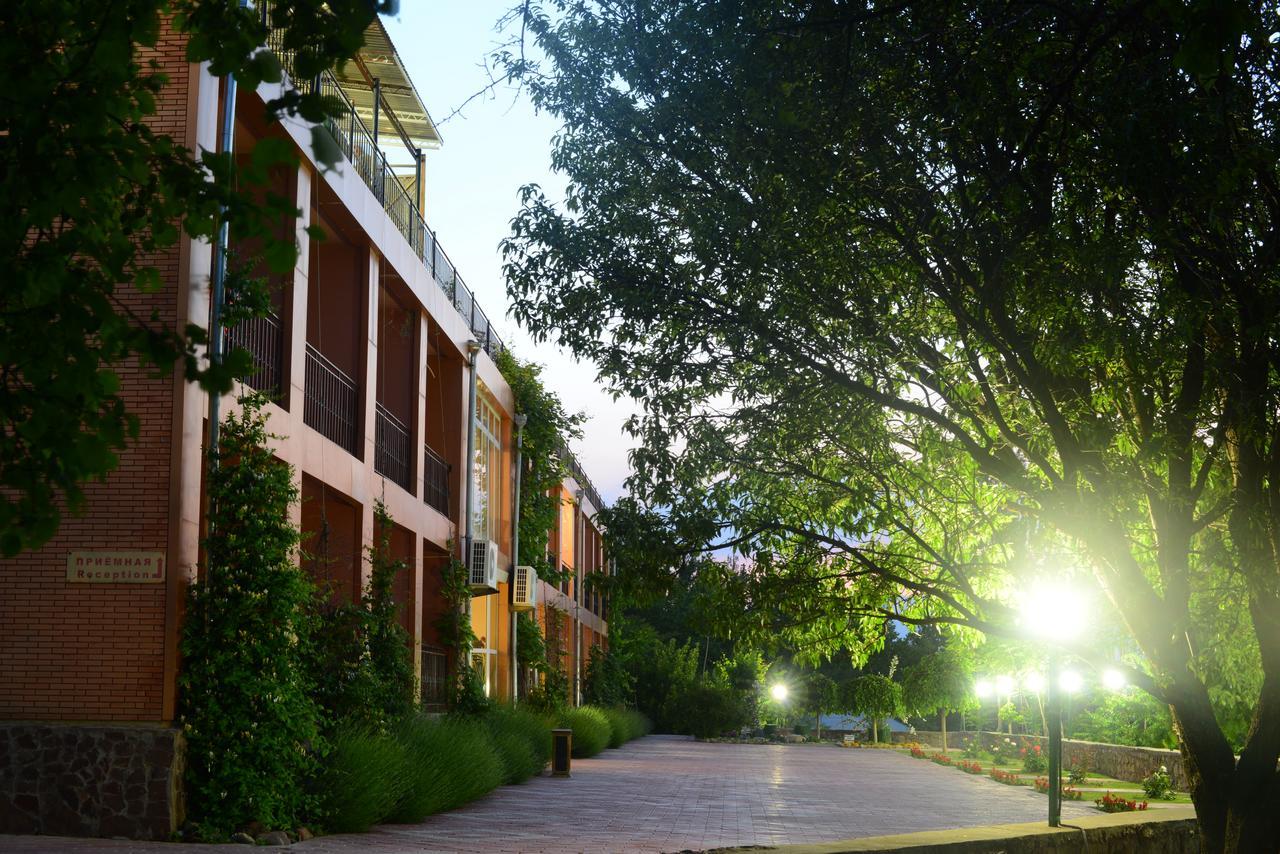Avenue Park Hotel Yusufkhona Екстер'єр фото